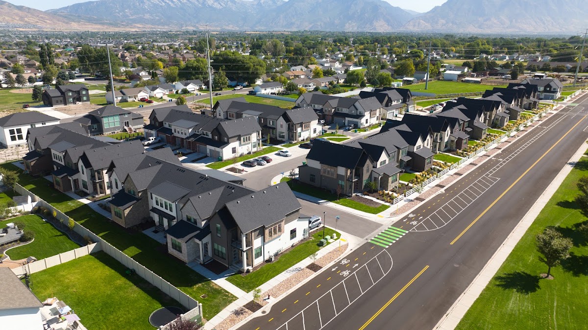 Snow Springs Towns apartments in Lehi, UT