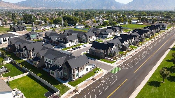 Snow Springs Towns apartments in Lehi, UT