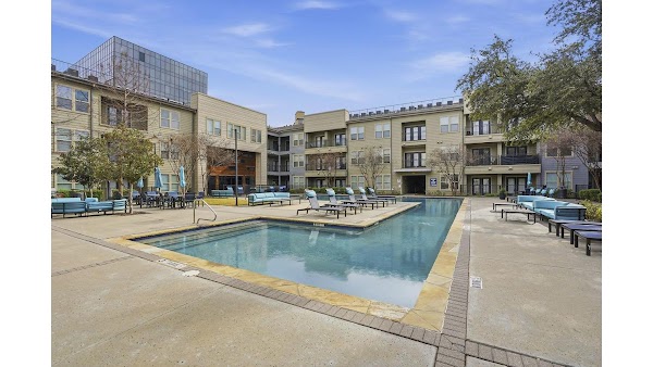 Sola Galleria apartments in Carrollton, TX
