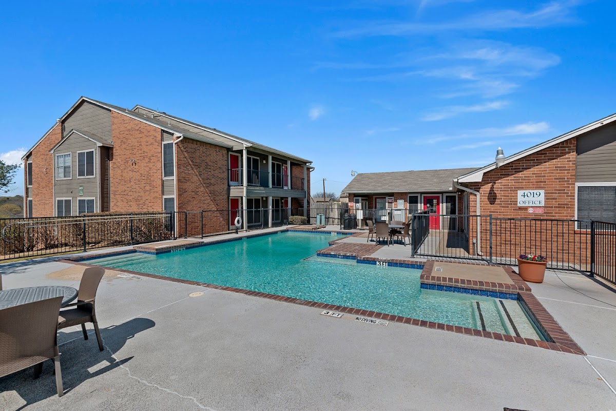 Parkwood Square Estates apartments in Arlington, TX