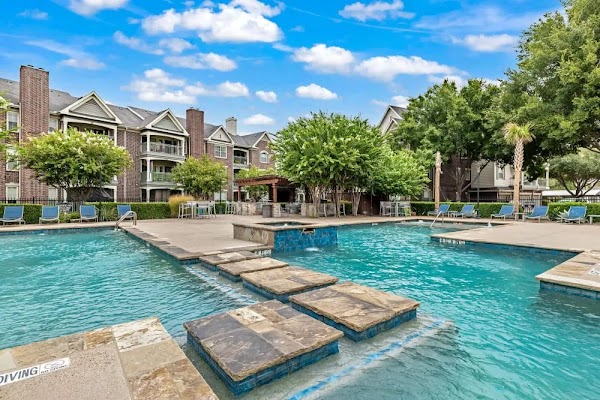 Marquis at Silver Oaks apartments in Grapevine, TX