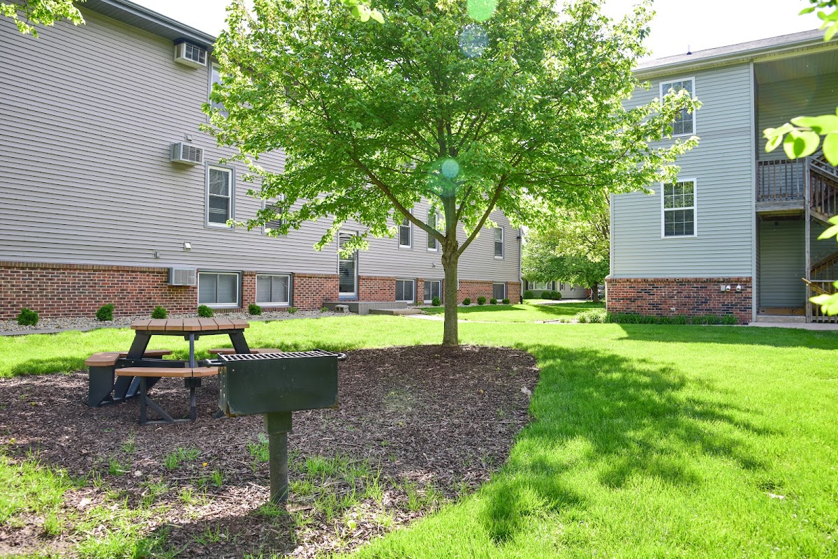 Meredith's Properties Leasing Office apartments in Bloomington, IL