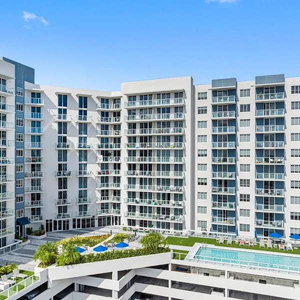 Hollywood East apartments in Hollywood, FL