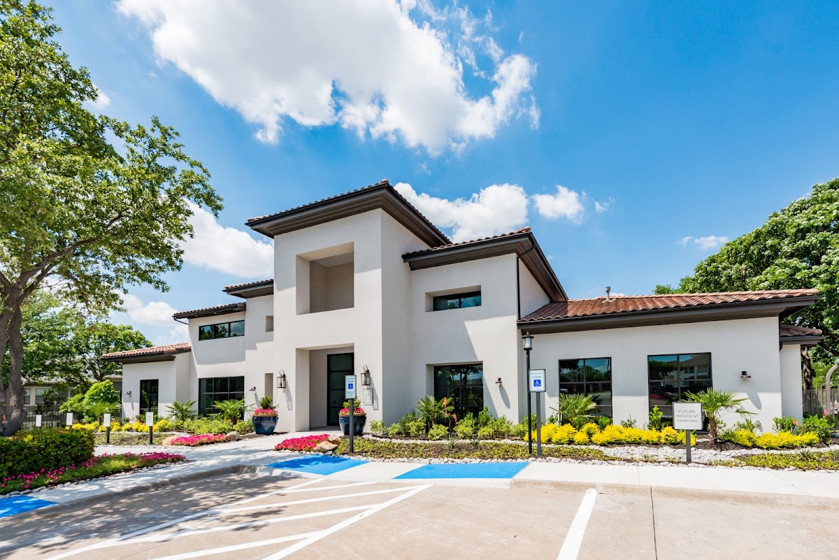 Cortland Walnut Hill apartments in Irving, TX