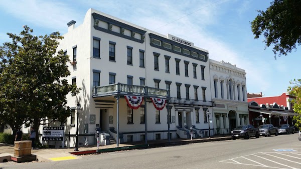 Clarendon House apartments in Sacramento, CA