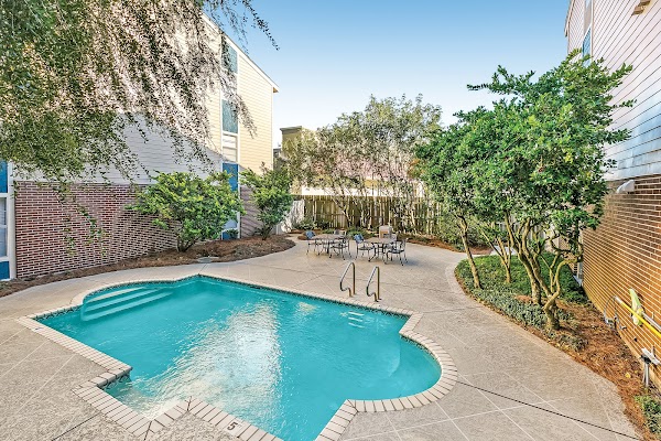 Riverwood apartments in Kenner, LA