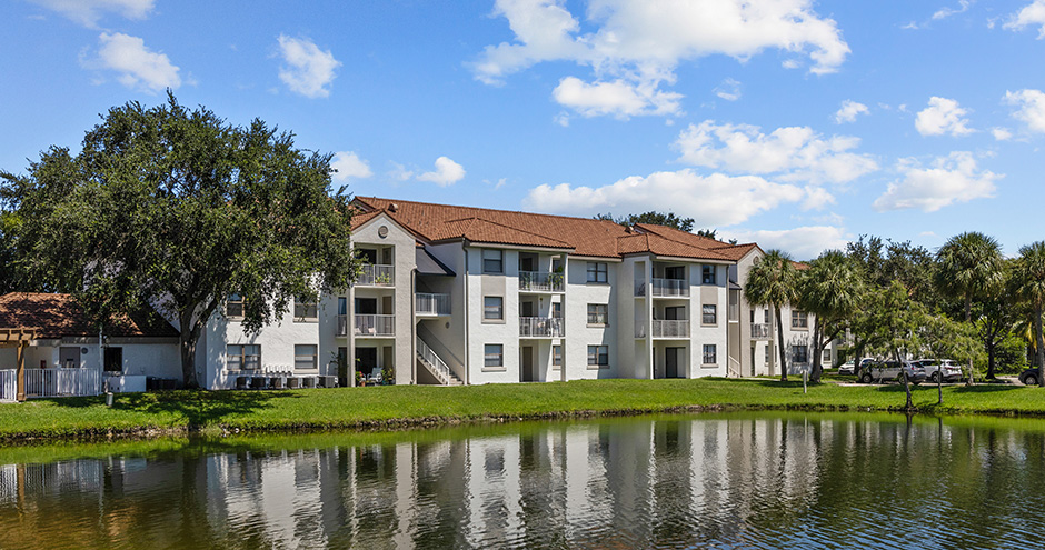 La Vue at Emerald Pointe apartments in Hollywood, FL