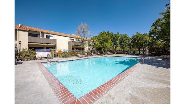 Canyon Ridge apartments in Santa Clarita, CA