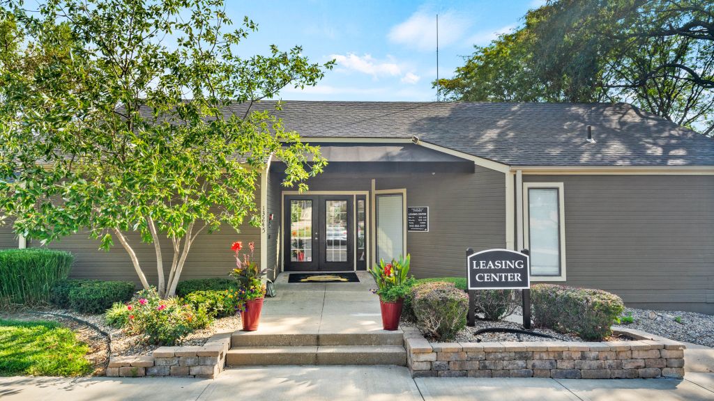 The Retreat at Woodridge apartments in Overland Park, KS