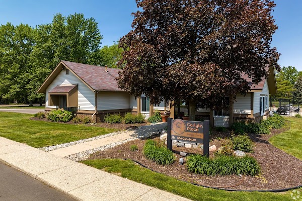 Carlyle Place apartments in Clinton Township, MI