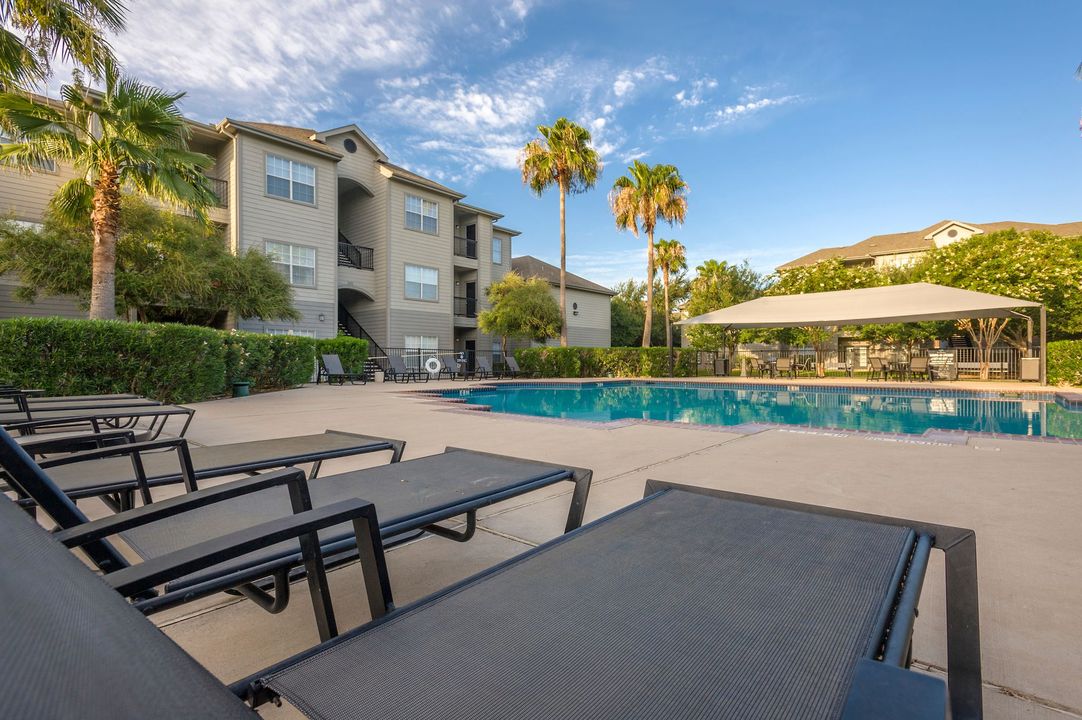 Lago Del Mar apartments in Laredo, TX