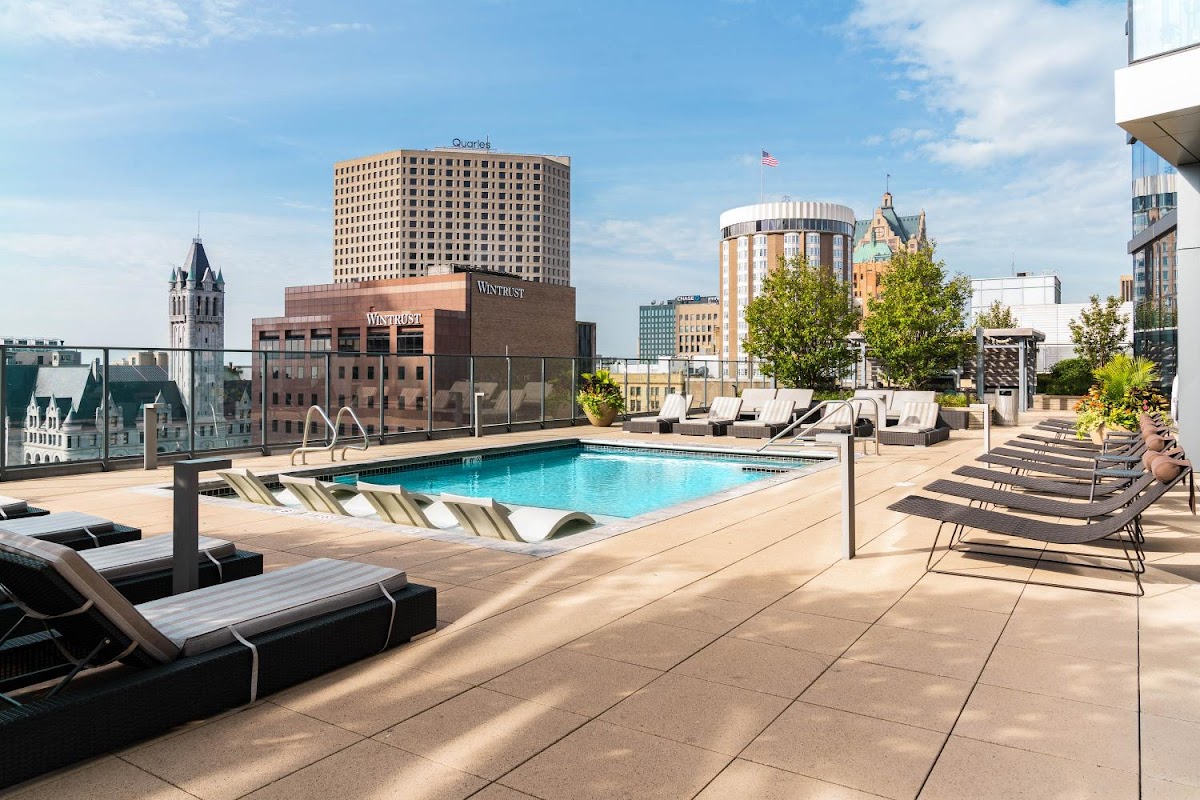 7SEVENTY7 apartments in Milwaukee, WI
