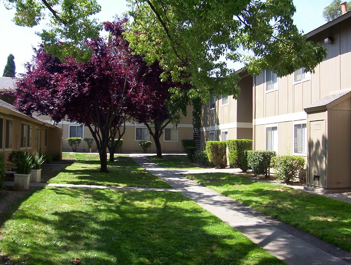 Birdcage Village apartments in Citrus Heights, CA