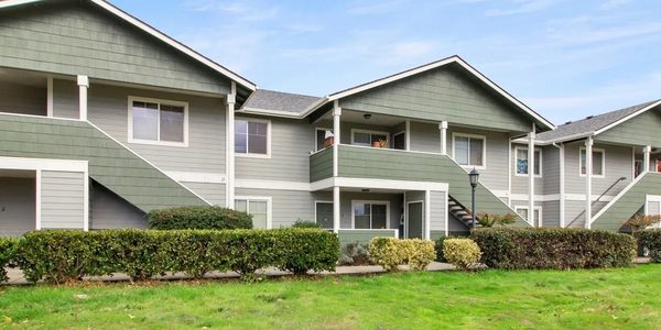 Parkside Village apartments in Medford, OR