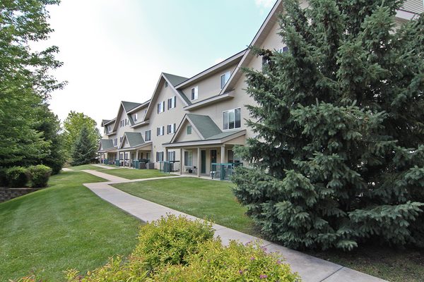 Promenade Oaks Townhomes apartments in Eagan, MN
