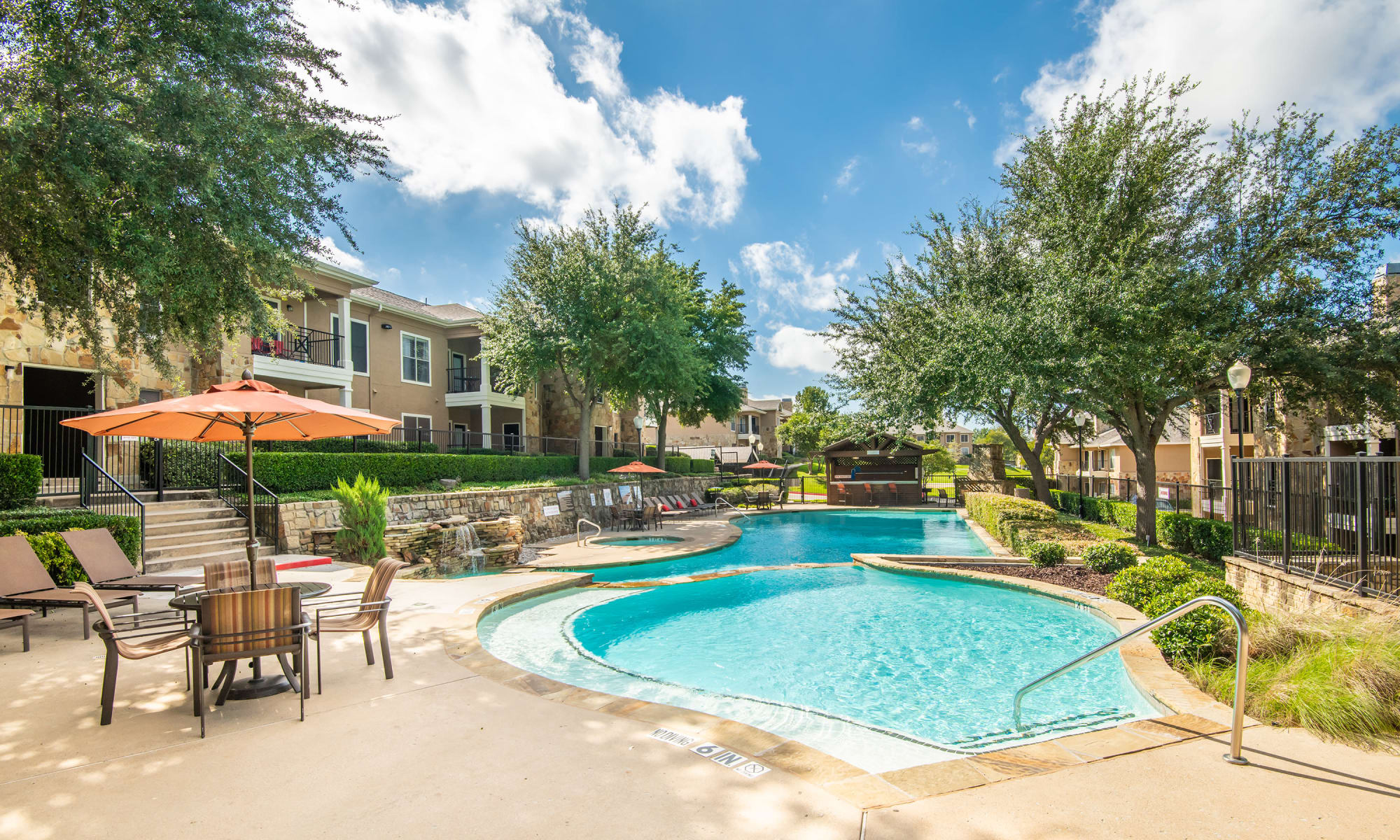 El Lago Apartments apartments in Addison, TX
