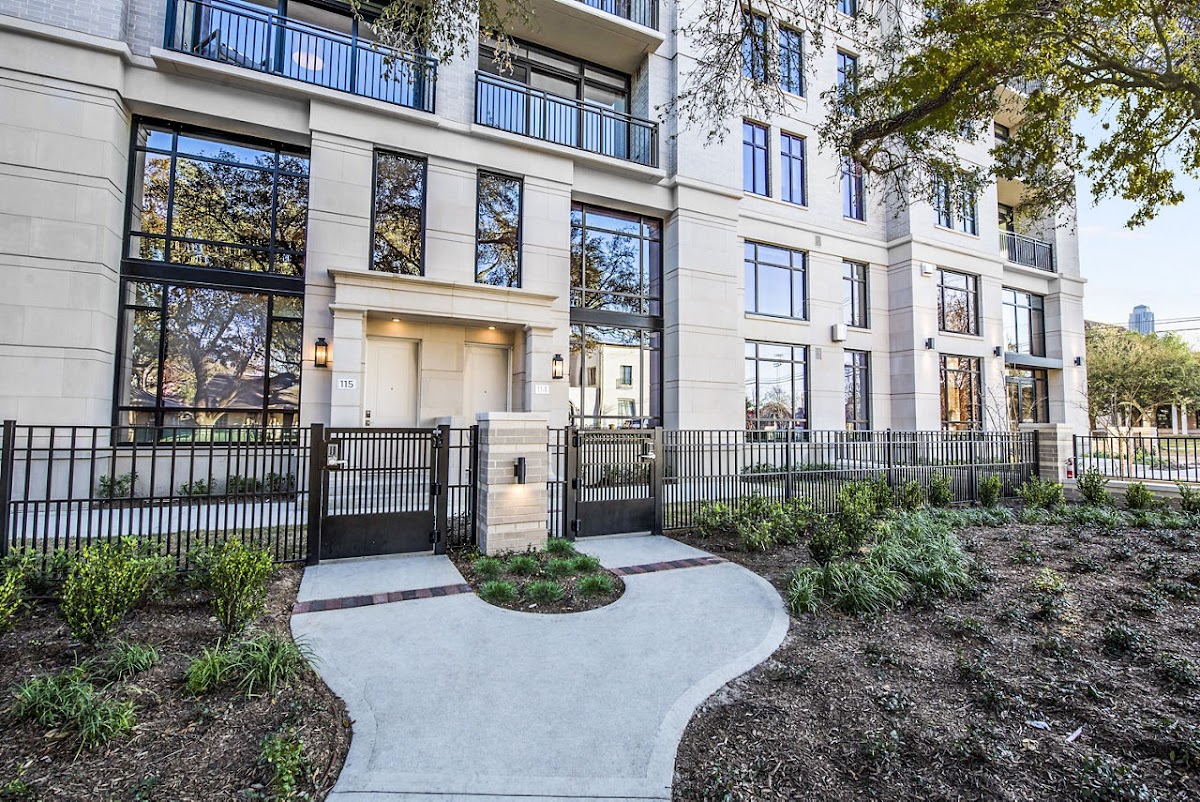 NOVEL River Oaks by Crescent Communities apartments in Houston, TX