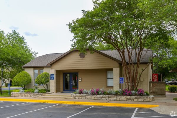 Georgetown Park apartments in Georgetown, TX