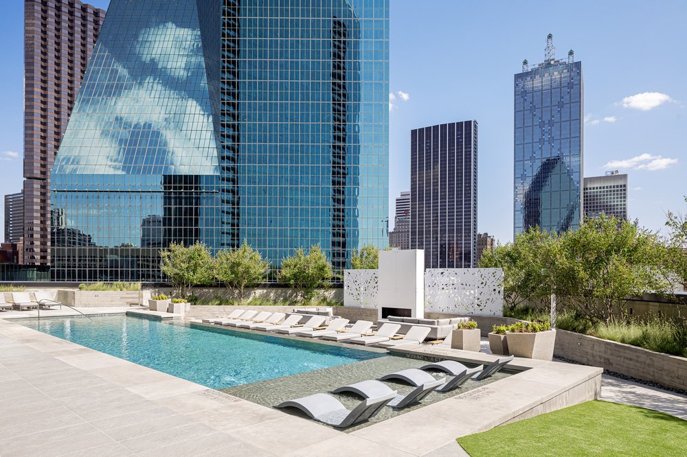 AMLI Fountain Place apartments in Dallas, TX