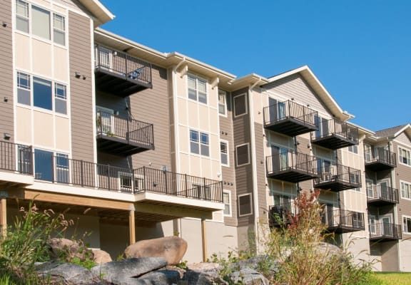 Lakeville Pointe apartments in Lakeville, MN