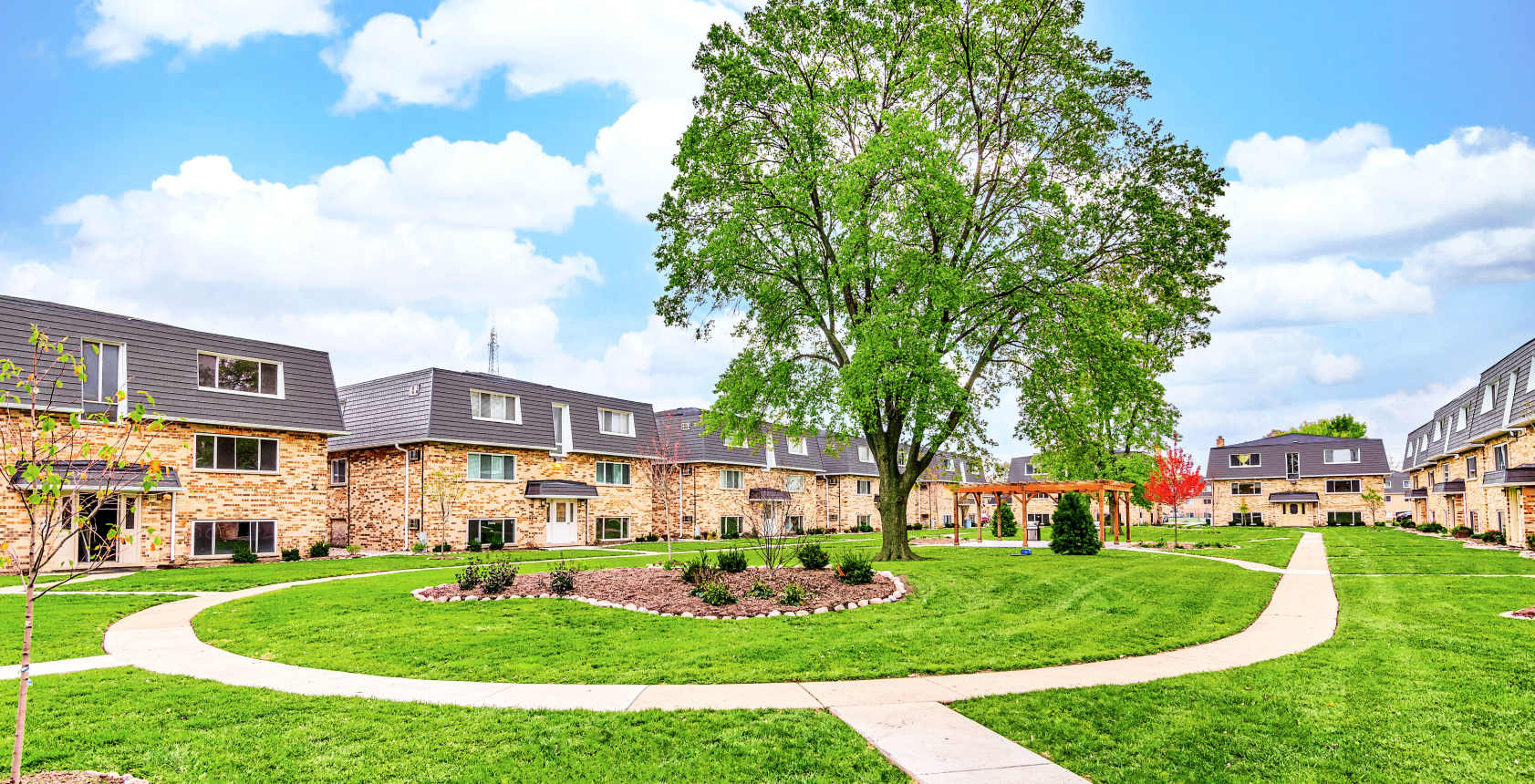 Courtyards on the Park apartments in Des Plaines, IL