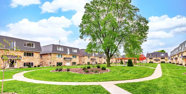 Courtyards on the Park apartments in Des Plaines, IL