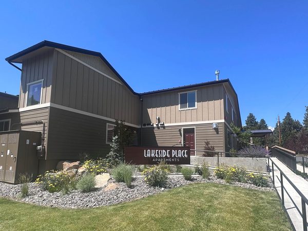 Lakeside Place apartments in Bend, OR