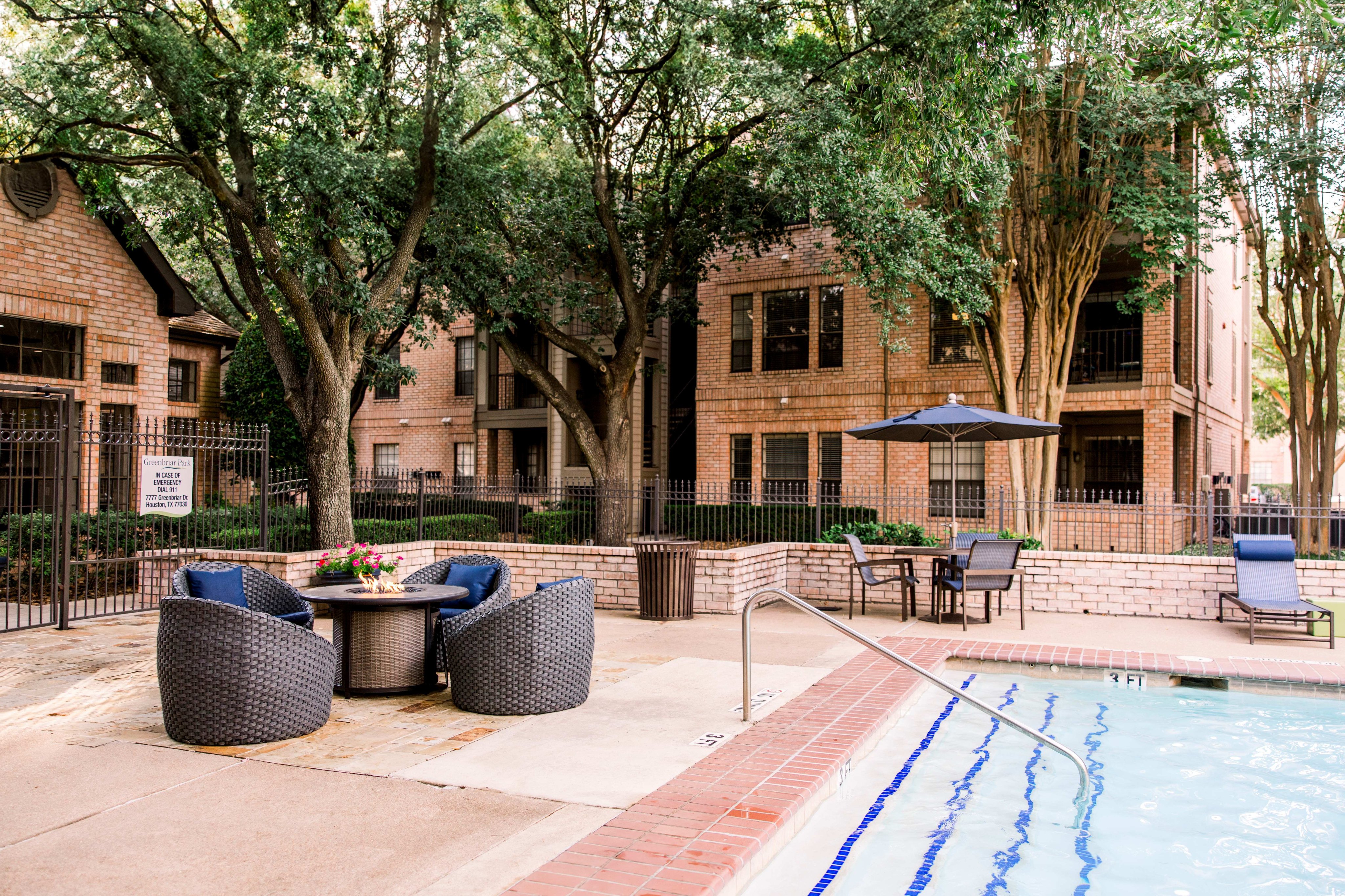 Greenbriar Park apartments in Houston, TX