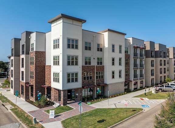 Park on 14th Apartment Homes apartments in Plano, TX