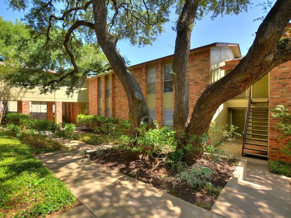 St. Edward's Place Apartments apartments in Austin, TX