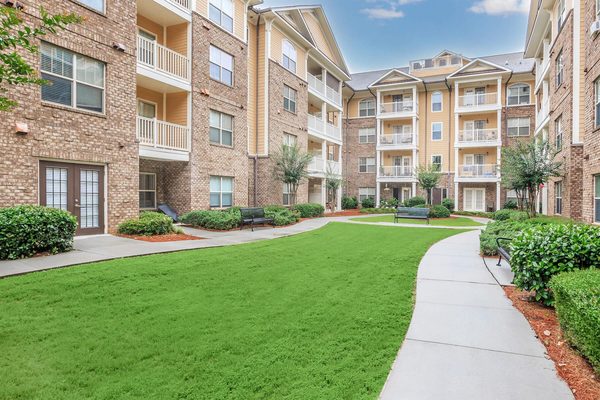 Galleria Manor apartments in Smyrna, GA