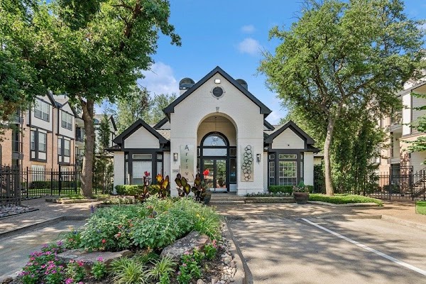 Arrive on University apartments in Dallas, TX