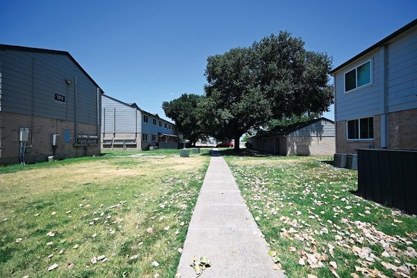 Buena Onda on Marshall Community apartments in Grand Prairie, TX