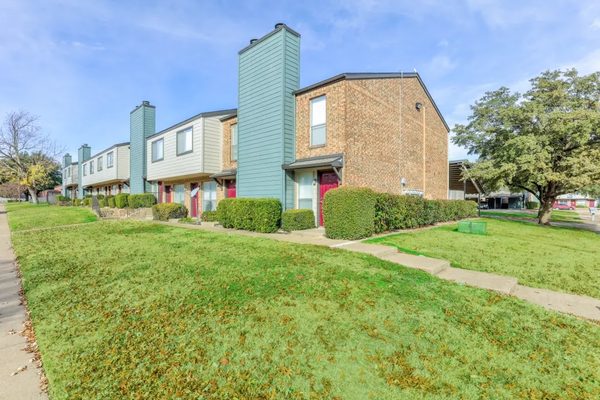 Parkwood Plaza Townhomes apartments in Duncanville, TX