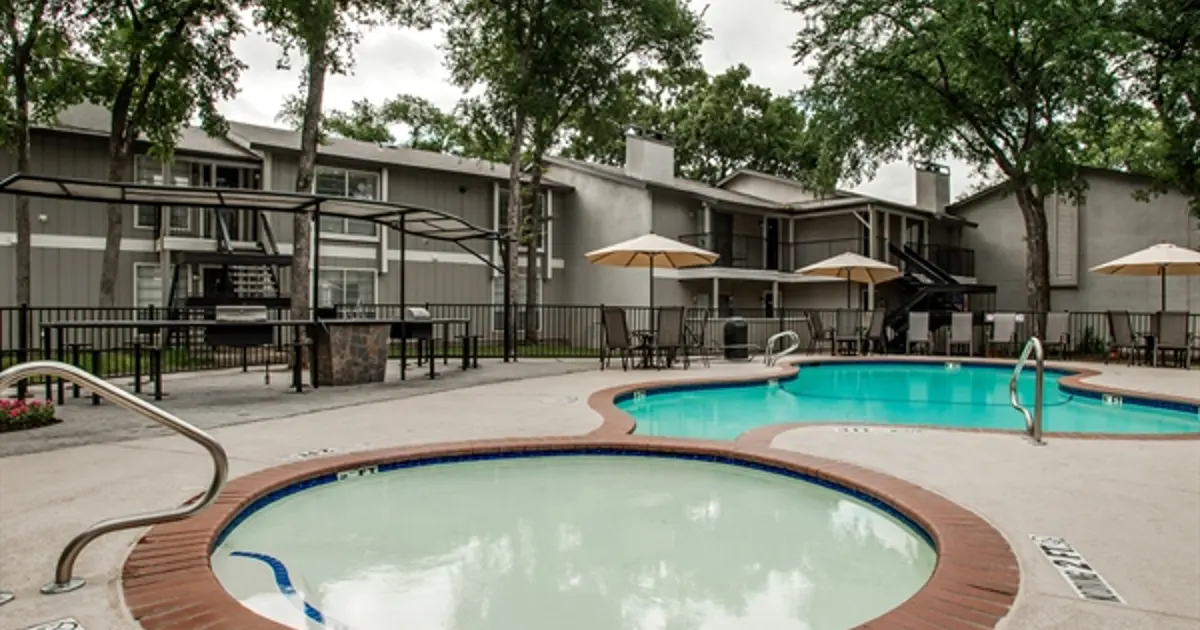 Courtyard of Roses apartments in Irving, TX