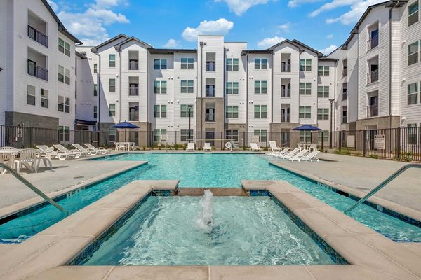 Palladium Carver Living apartments in Mesquite, TX