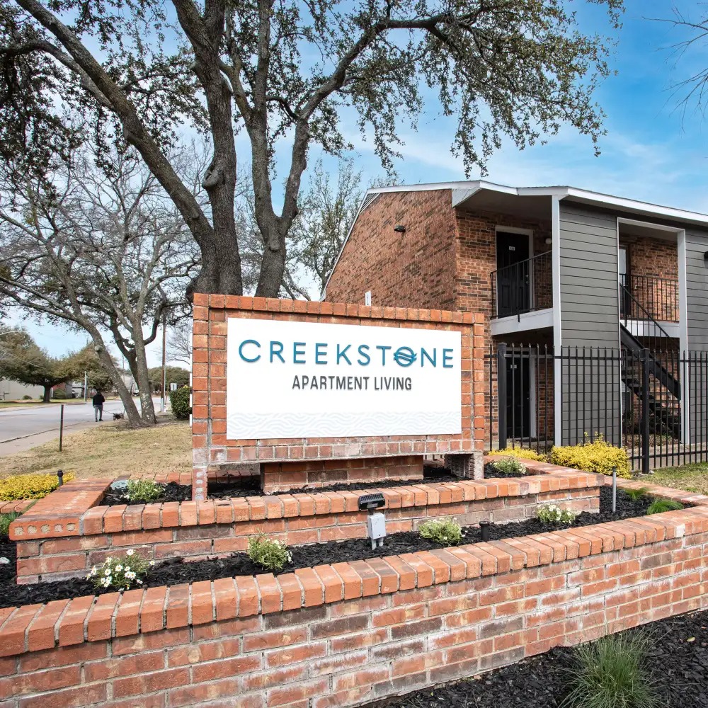 Creekstone apartments in Dallas, TX