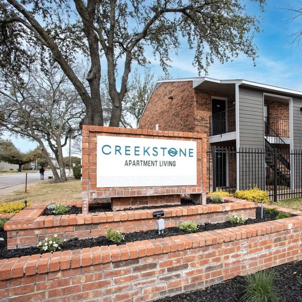 Creekstone apartments in Dallas, TX