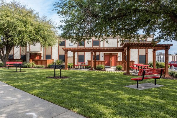 Buena Onda Park Ridge Community apartments in Garland, TX