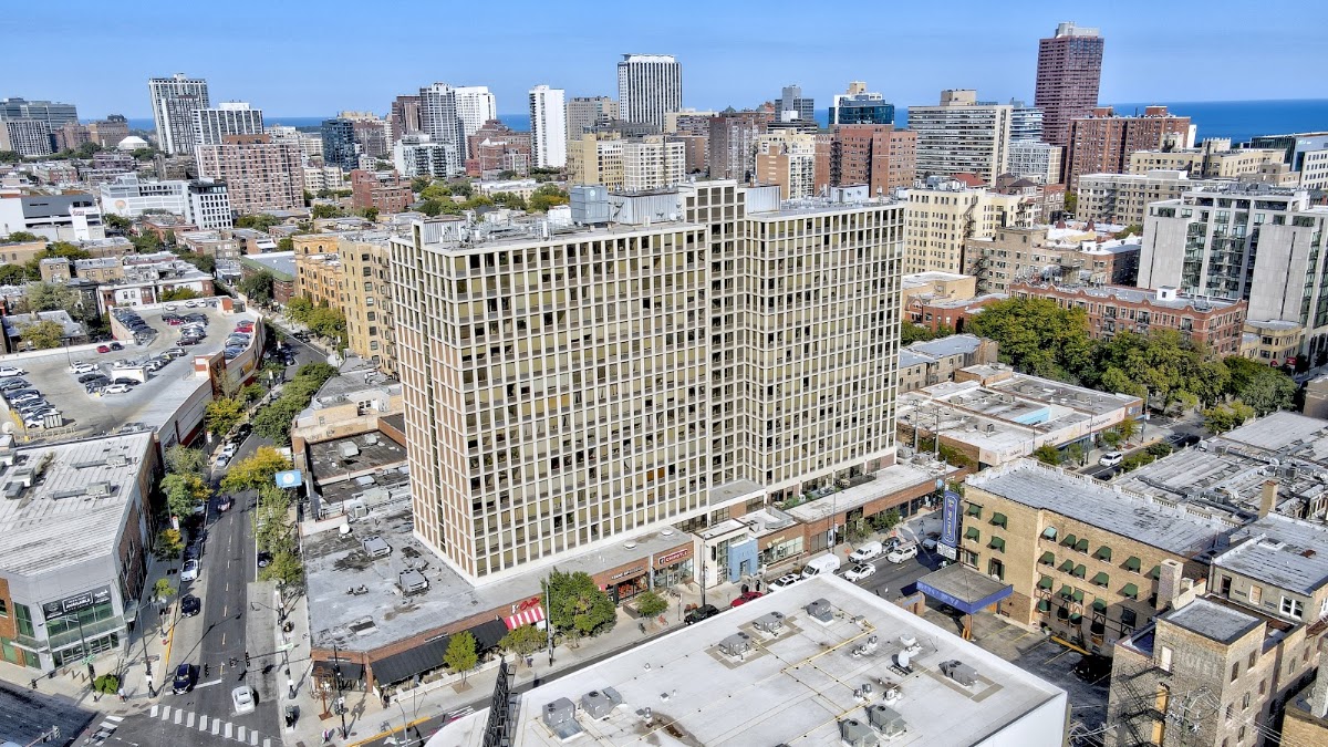 Lincoln Park Plaza apartments in Chicago, IL