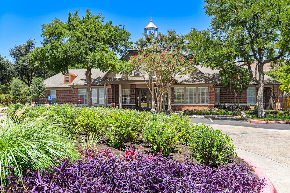 The Estate On Quarry Lake Apartment Homes apartments in Austin, TX