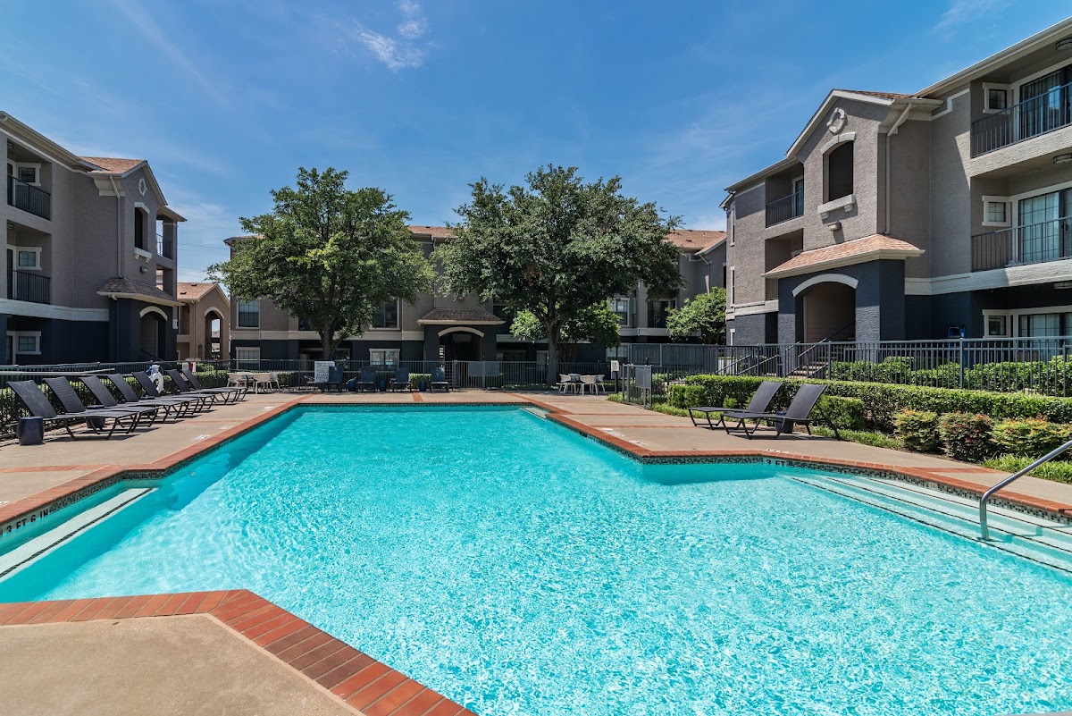 Oak Row North Dallas apartments in Carrollton, TX