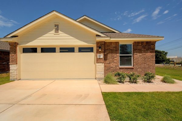 Walden Square apartments in Pflugerville, TX