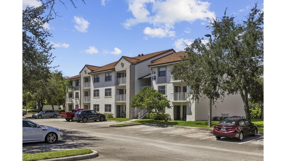 La Vue at Emerald Pointe apartments in Hollywood, FL