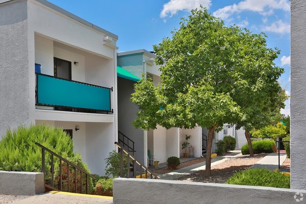 Villa La Charles apartments in Albuquerque, NM