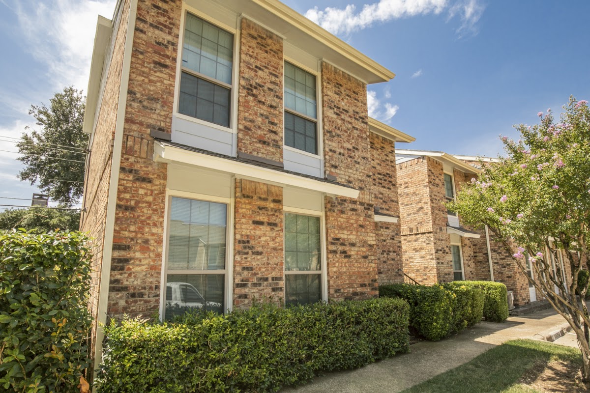 Oak Tree Condominium Apartments apartments in Addison, TX
