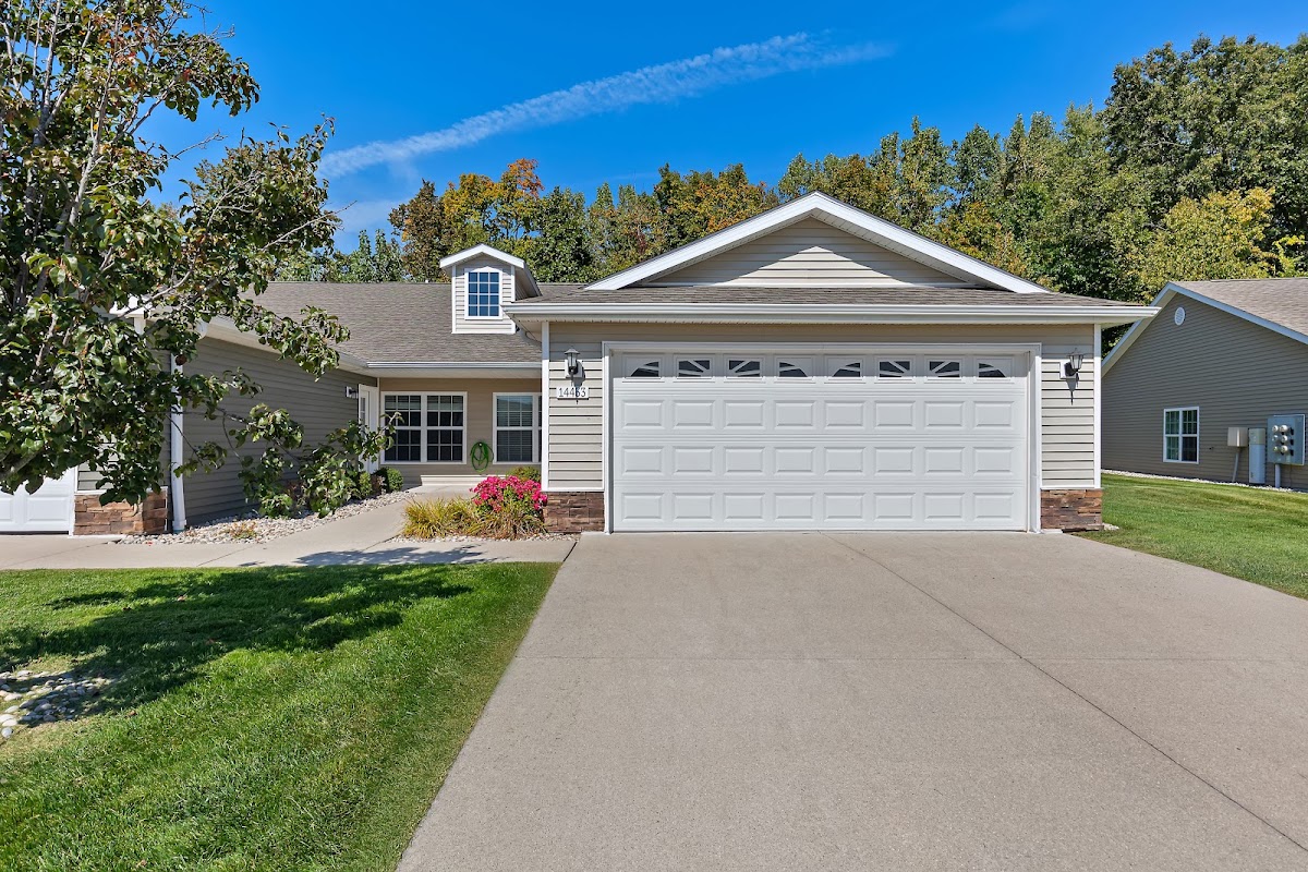 Redwood Shelby Township apartments in Shelby Township, MI