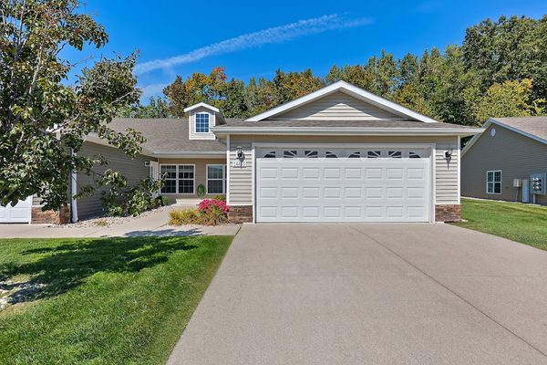 Redwood Shelby Township apartments in Shelby Township, MI