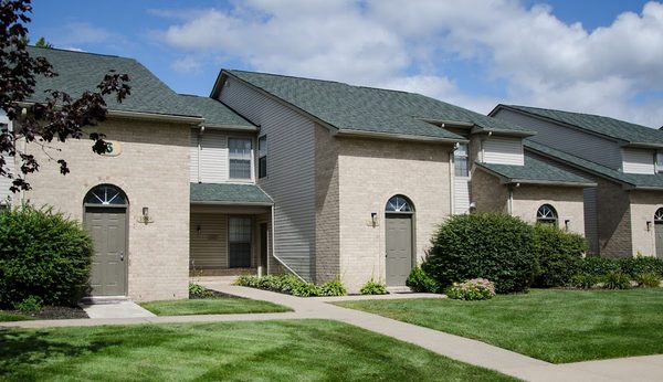 Woodland Meadows apartments in Clinton Township, MI