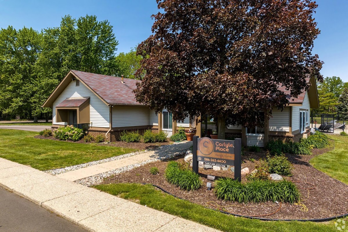 Carlyle Place apartments in Clinton Township, MI